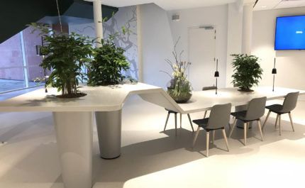 tafel met ingebouwde kantoorplanten