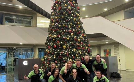 Kerstboom met het team van Roessink